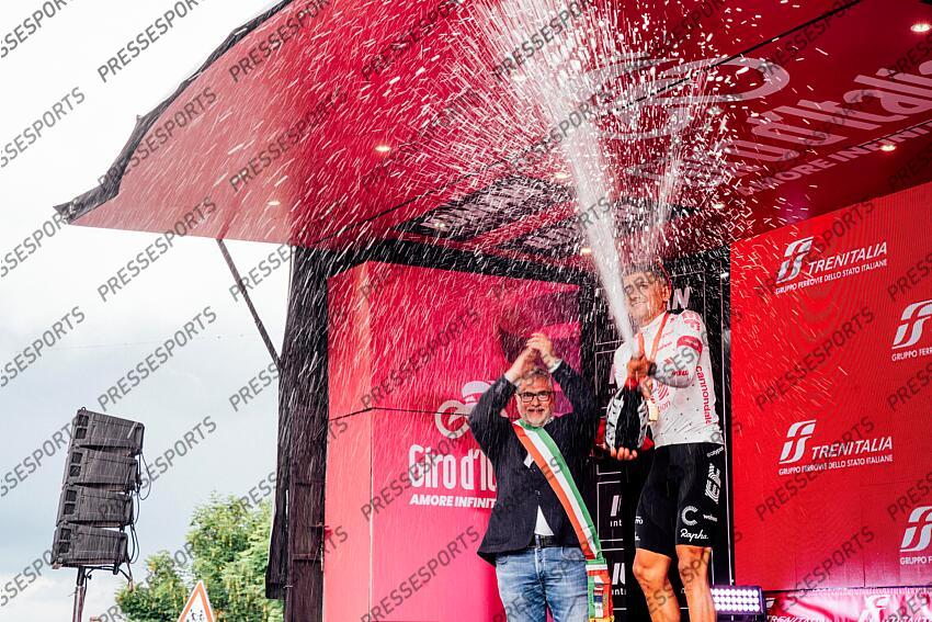 Picture by Zac Williams/SWpix.com - 21/05/2025 - Cycling - 2025 Giro d'Italia Stage 11, Viareggio to Castelnovo ne' Monti, Italy - Richard Carapaz, EF Education Easypost, wins Stage 11. VIAREGGIO/CASTELNOVO NE' MONTI 
