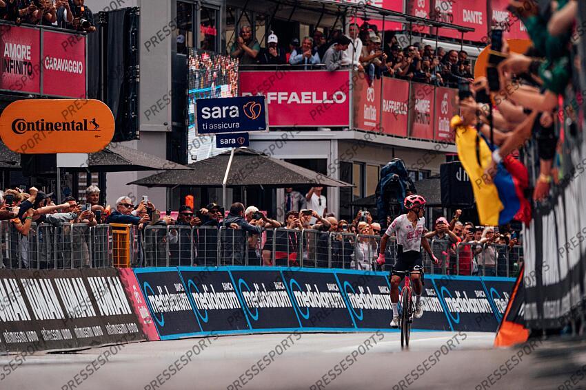 Picture by Zac Williams/SWpix.com - 21/05/2025 - Cycling - 2025 Giro d'Italia Stage 11, Viareggio to Castelnovo ne' Monti, Italy - Richard Carapaz, EF Education Easypost, wins Stage 11. VIAREGGIO/CASTELNOVO NE' MONTI 