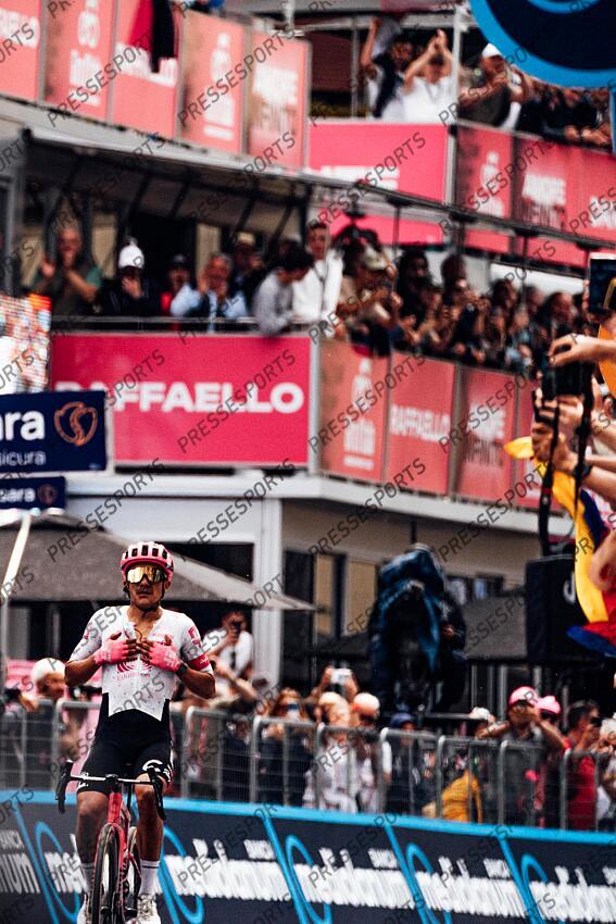 Picture by Zac Williams/SWpix.com - 21/05/2025 - Cycling - 2025 Giro d'Italia Stage 11, Viareggio to Castelnovo ne' Monti, Italy - Richard Carapaz, EF Education Easypost, wins Stage 11. VIAREGGIO/CASTELNOVO NE' MONTI 
