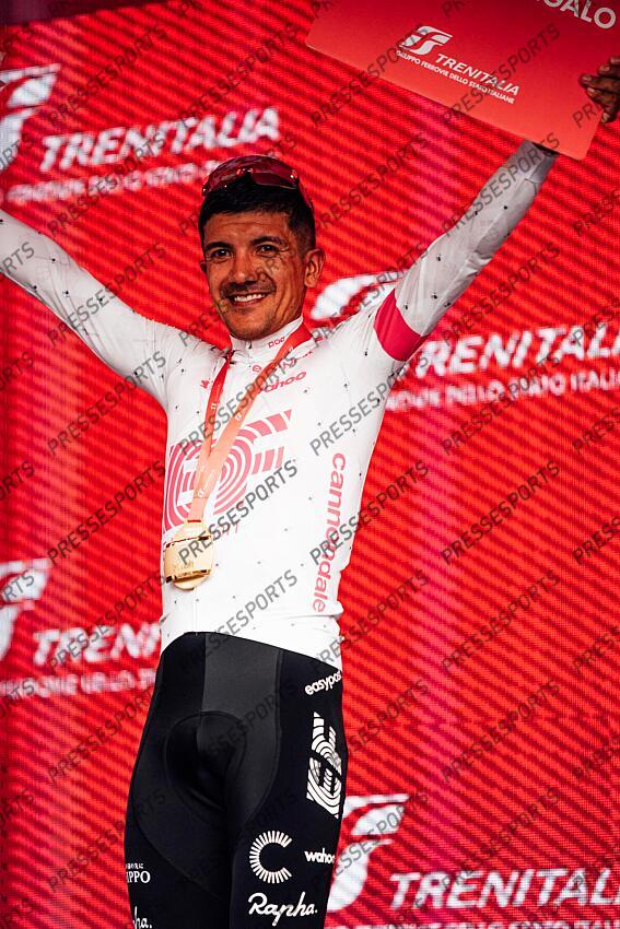 Picture by Zac Williams/SWpix.com - 21/05/2025 - Cycling - 2025 Giro d'Italia Stage 11, Viareggio to Castelnovo ne' Monti, Italy - Richard Carapaz, EF Education Easypost, wins Stage 11. VIAREGGIO/CASTELNOVO NE' MONTI 