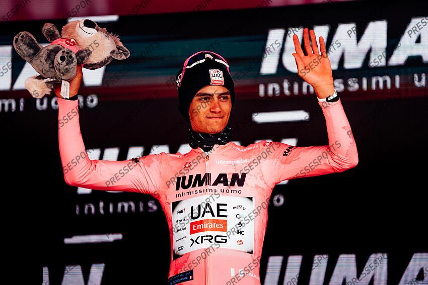 Picture by Zac Williams/SWpix.com - 21/05/2025 - Cycling - 2025 Giro d'Italia Stage 11, Viareggio to Castelnovo ne' Monti, Italy - Isaac Del Toro, UAE Team Emirates XRG, retains the Maglia Rosa. VIAREGGIO/CASTELNOVO NE' MONTI 