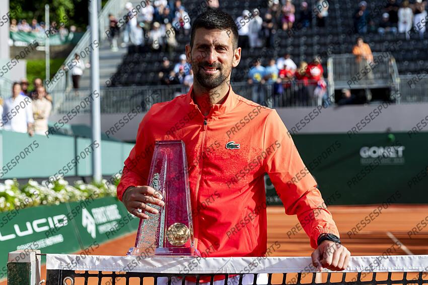 19.05.2025; Genf; Tennis ATP 250 - Geneva Open 2025 - Final; Novak Djokovic (SRB) jubelt mit Pokal (Pascal Muller/freshfocus) GENEVA OPEN FINALE 