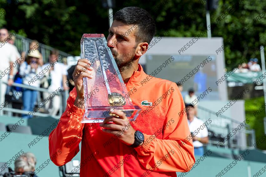 19.05.2025; Genf; Tennis ATP 250 - Geneva Open 2025 - Final; Novak Djokovic (SRB) kuesst den Pokal (Pascal Muller/freshfocus) GENEVA OPEN FINALE 