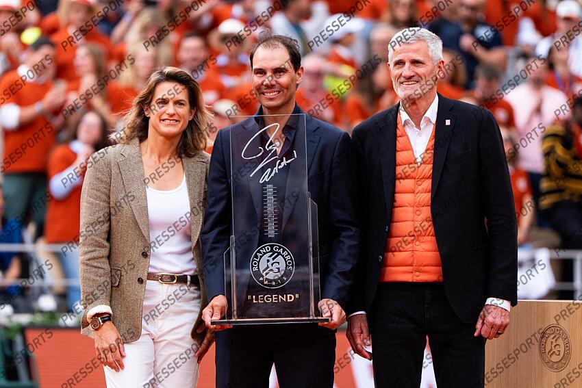 Rafael Nadal (ESP) hommage, Amelie Mauresmo (FRA) Gilles Moretton (FRA) Céremonie d'hommage à Rafael Nadal avec son trophee Legend HOMMAGE NADAL 