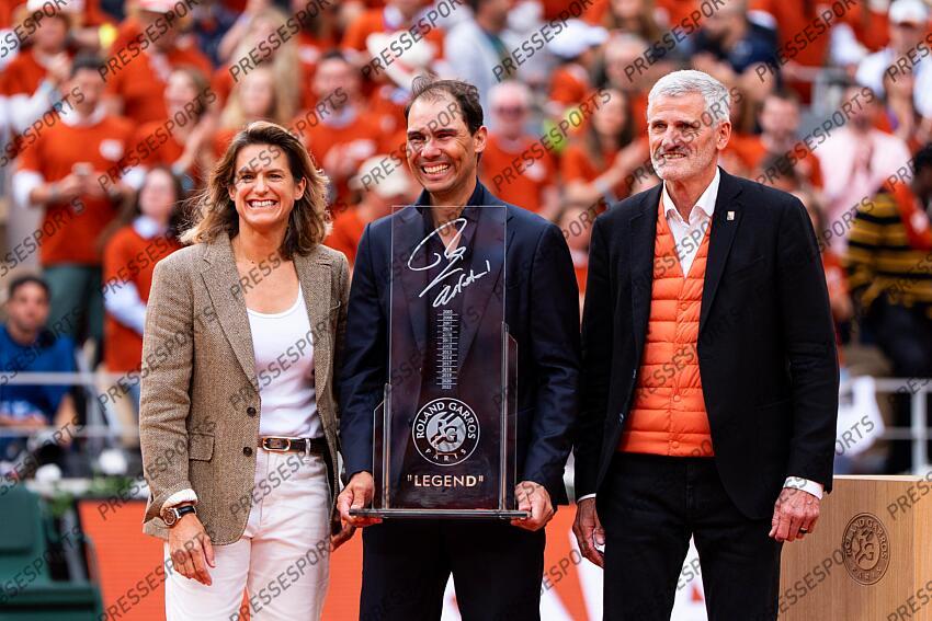Rafael Nadal (ESP) hommage, Amelie Mauresmo (FRA) Gilles Moretton (FRA) Céremonie d'hommage à Rafael Nadal avec son trophee Legend HOMMAGE NADAL 