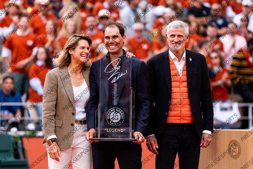 Rafael Nadal (ESP) hommage, Amelie Mauresmo (FRA) Gilles Moretton (FRA) Céremonie d'hommage à Rafael Nadal avec son trophee Legend HOMMAGE NADAL 