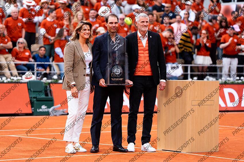 Rafael Nadal (ESP) hommage, Amelie Mauresmo (FRA) Gilles Moretton (FRA) Céremonie d'hommage à Rafael Nadal avec son trophee Legend HOMMAGE NADAL 