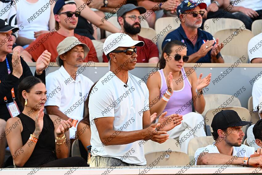 shelton (bryan) SHELTON/GIGANTE CLAN SHELTON Depuis le début de Roland-Garros, Bryan Shelton, père et coach de Ben, répond en direct aux commentateurs télé sur le match de son fils. Une première sur le tournoi parisien. 