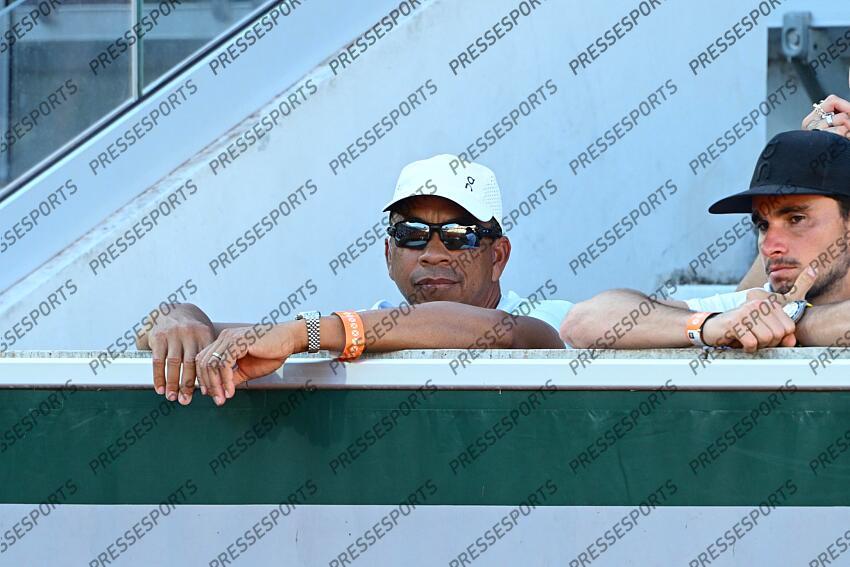 shelton (bryan) shelton (ben) SHELTON/GIGANTE CLAN SHELTON Depuis le début de Roland-Garros, Bryan Shelton, père et coach de Ben, répond en direct aux commentateurs télé sur le match de son fils. Une première sur le tournoi parisien. 