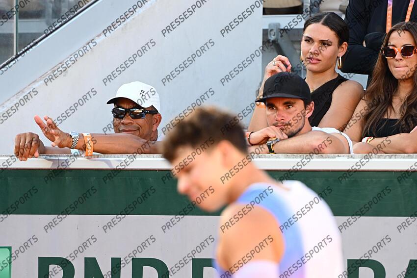 shelton (bryan) shelton (ben) SHELTON/GIGANTE CLAN SHELTON Depuis le début de Roland-Garros, Bryan Shelton, père et coach de Ben, répond en direct aux commentateurs télé sur le match de son fils. Une première sur le tournoi parisien. 