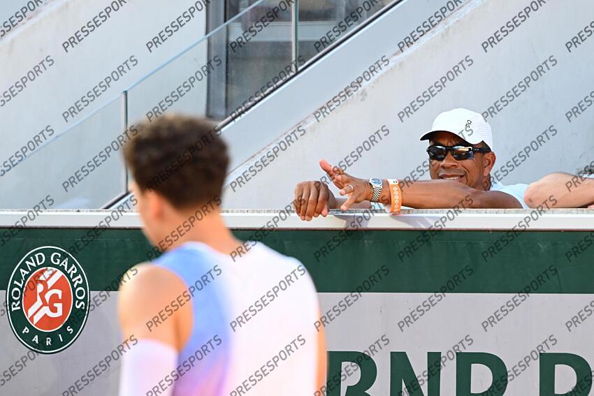 shelton (bryan) shelton (ben) SHELTON/GIGANTE CLAN SHELTON Depuis le début de Roland-Garros, Bryan Shelton, père et coach de Ben, répond en direct aux commentateurs télé sur le match de son fils. Une première sur le tournoi parisien. 