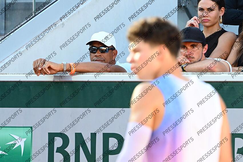 shelton (bryan) shelton (ben) SHELTON/GIGANTE CLAN SHELTON Depuis le début de Roland-Garros, Bryan Shelton, père et coach de Ben, répond en direct aux commentateurs télé sur le match de son fils. Une première sur le tournoi parisien. 