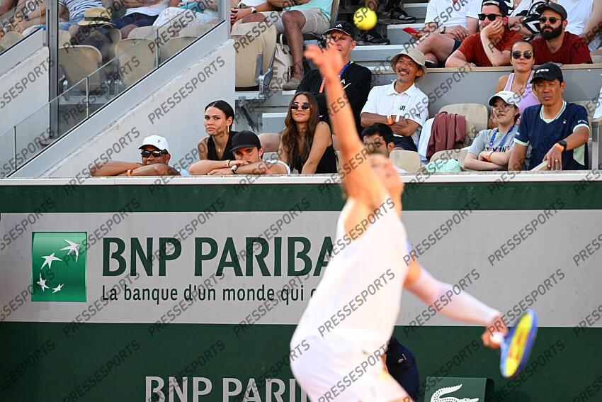 shelton (bryan) shelton (ben) SHELTON/GIGANTE CLAN SHELTON Depuis le début de Roland-Garros, Bryan Shelton, père et coach de Ben, répond en direct aux commentateurs télé sur le match de son fils. Une première sur le tournoi parisien. 