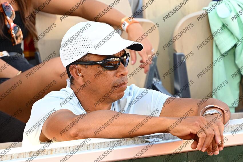 shelton (bryan) SHELTON/GIGANTE CLAN SHELTON Depuis le début de Roland-Garros, Bryan Shelton, père et coach de Ben, répond en direct aux commentateurs télé sur le match de son fils. Une première sur le tournoi parisien. 