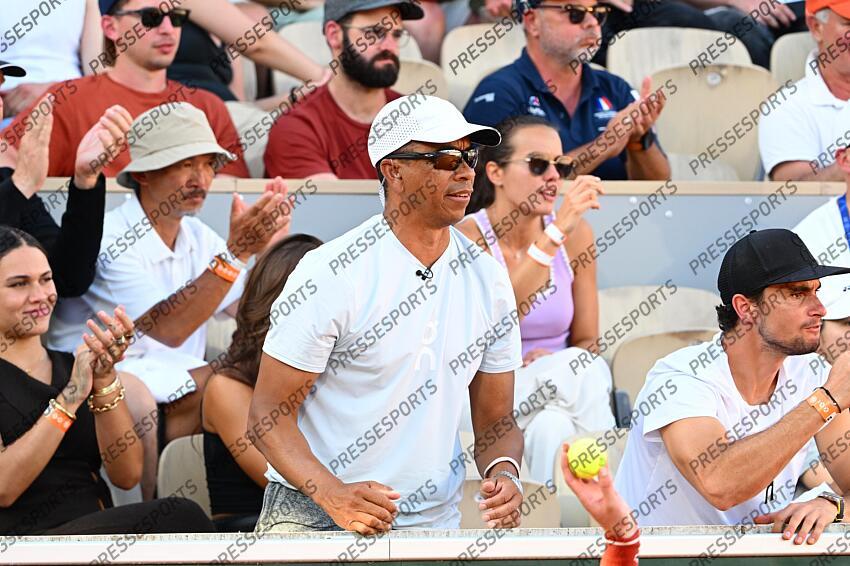 shelton (bryan) SHELTON/GIGANTE CLAN SHELTON Depuis le début de Roland-Garros, Bryan Shelton, père et coach de Ben, répond en direct aux commentateurs télé sur le match de son fils. Une première sur le tournoi parisien. 