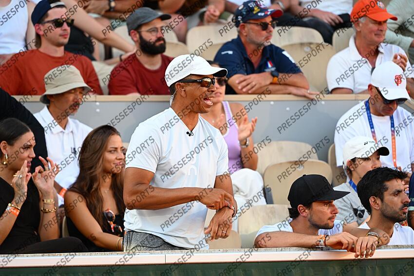 shelton (bryan) SHELTON/GIGANTE CLAN SHELTON Depuis le début de Roland-Garros, Bryan Shelton, père et coach de Ben, répond en direct aux commentateurs télé sur le match de son fils. Une première sur le tournoi parisien. 