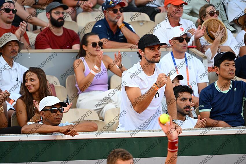 shelton (bryan) SHELTON/GIGANTE CLAN SHELTON Depuis le début de Roland-Garros, Bryan Shelton, père et coach de Ben, répond en direct aux commentateurs télé sur le match de son fils. Une première sur le tournoi parisien. 