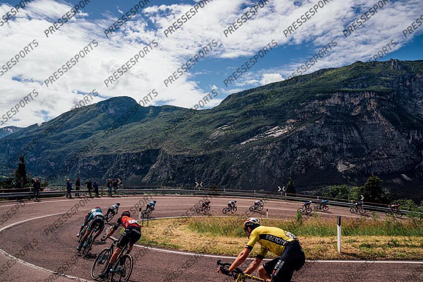 Picture by Zac Williams/SWpix.com - 27/05/2025 - Cycling - 2025 Giro d'Italia Stage 16, Piazzola sul Brenta to San Valentino, Italy - The breakaway. PIAZZOLA SUL BRENTA - SAN VALENTINO DI BRENTONICO 