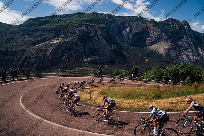 Picture by Zac Williams/SWpix.com - 27/05/2025 - Cycling - 2025 Giro d'Italia Stage 16, Piazzola sul Brenta to San Valentino, Italy - The peloton. PIAZZOLA SUL BRENTA - SAN VALENTINO DI BRENTONICO 