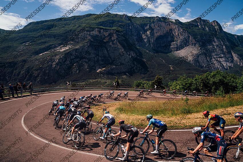 Picture by Zac Williams/SWpix.com - 27/05/2025 - Cycling - 2025 Giro d'Italia Stage 16, Piazzola sul Brenta to San Valentino, Italy - The peloton. PIAZZOLA SUL BRENTA - SAN VALENTINO DI BRENTONICO 