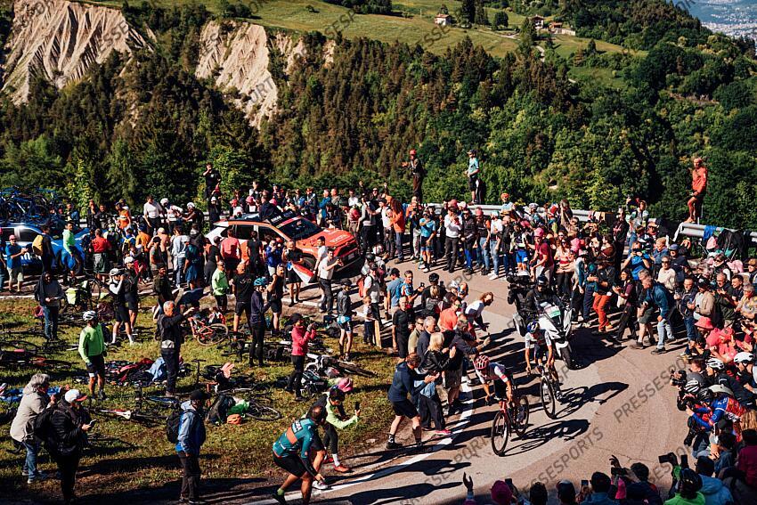Picture by Zac Williams/SWpix.com - 27/05/2025 - Cycling - 2025 Giro d'Italia Stage 16, Piazzola sul Brenta to San Valentino, Italy - Richard Carapaz, EF Education Easypost, Giulio Pellizzari, Red Bull Bora Hansgrohe. PIAZZOLA SUL BRENTA - SAN VALENTINO DI BRENTONICO 