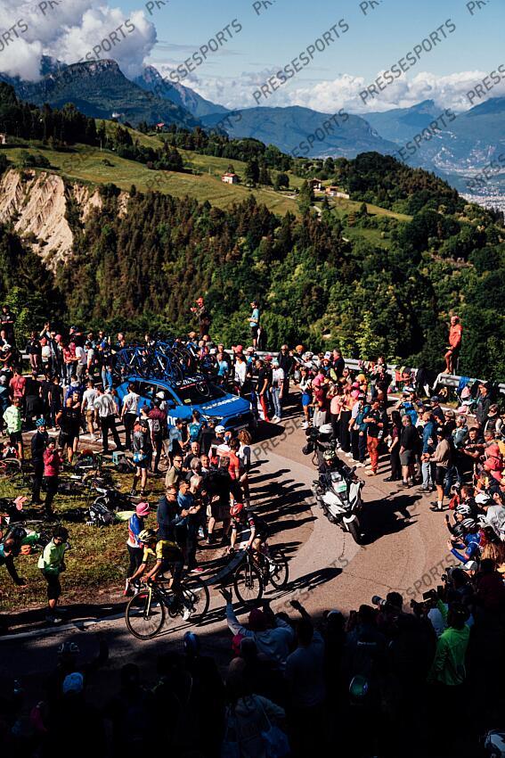Picture by Zac Williams/SWpix.com - 27/05/2025 - Cycling - 2025 Giro d'Italia Stage 16, Piazzola sul Brenta to San Valentino, Italy - Simon Yates, Visma Lease a Bike, Michael Storer, Tudor Pro Cycling Team. PIAZZOLA SUL BRENTA - SAN VALENTINO DI BRENTONICO 