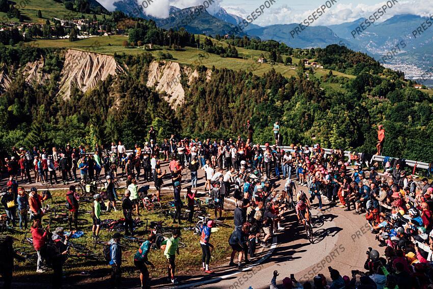 Picture by Zac Williams/SWpix.com - 27/05/2025 - Cycling - 2025 Giro d'Italia Stage 16, Piazzola sul Brenta to San Valentino, Italy - Isaac Del Toro, UAE Team Emirates. PIAZZOLA SUL BRENTA - SAN VALENTINO DI BRENTONICO 