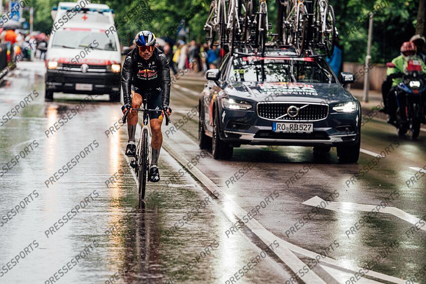Picture by Zac Williams/SWpix.com - 27/05/2025 - Cycling - 2025 Giro d'Italia Stage 16, Piazzola sul Brenta to San Valentino, Italy - Primoz Roglic, Red Bull Bora Hansgrohe, abandons the 2025 Giro d'Italia. PIAZZOLA SUL BRENTA - SAN VALENTINO DI BRENTONICO 
