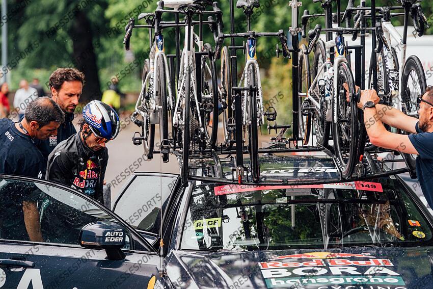 Picture by Zac Williams/SWpix.com - 27/05/2025 - Cycling - 2025 Giro d'Italia Stage 16, Piazzola sul Brenta to San Valentino, Italy - Primoz Roglic, Red Bull Bora Hansgrohe, abandons the 2025 Giro d'Italia. PIAZZOLA SUL BRENTA - SAN VALENTINO DI BRENTONICO 
