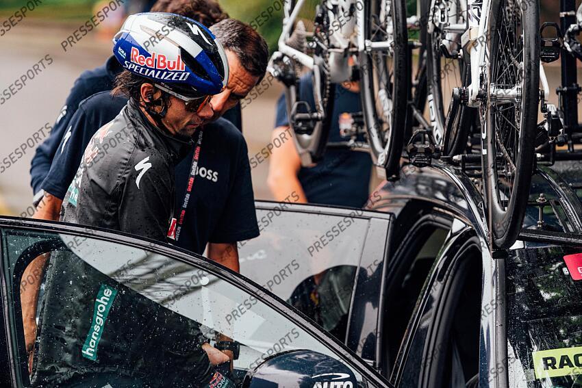 Picture by Zac Williams/SWpix.com - 27/05/2025 - Cycling - 2025 Giro d'Italia Stage 16, Piazzola sul Brenta to San Valentino, Italy - Primoz Roglic, Red Bull Bora Hansgrohe, abandons the 2025 Giro d'Italia. PIAZZOLA SUL BRENTA - SAN VALENTINO DI BRENTONICO 