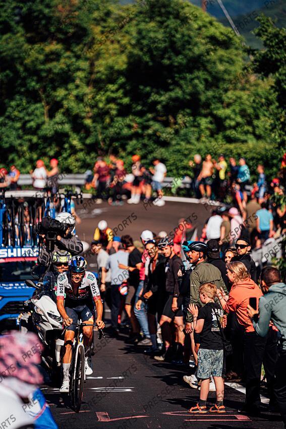Picture by Zac Williams/SWpix.com - 27/05/2025 - Cycling - 2025 Giro d'Italia Stage 16, Piazzola sul Brenta to San Valentino, Italy - Giulio Pellizzari, Red Bull Bora Hansgrohe. PIAZZOLA SUL BRENTA - SAN VALENTINO DI BRENTONICO 