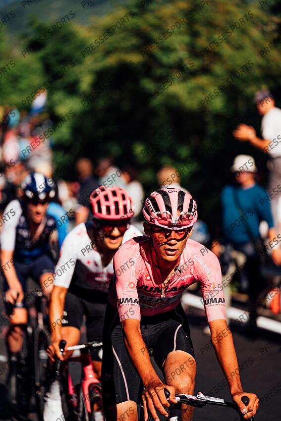 Picture by Zac Williams/SWpix.com - 27/05/2025 - Cycling - 2025 Giro d'Italia Stage 16, Piazzola sul Brenta to San Valentino, Italy - Isaac Del Toro, UAE Team Emirates. PIAZZOLA SUL BRENTA - SAN VALENTINO DI BRENTONICO 