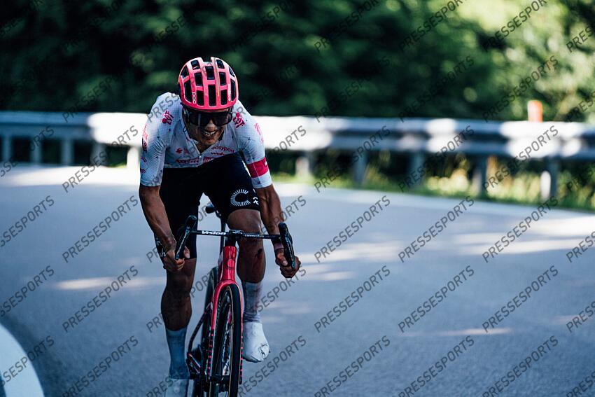 Picture by Zac Williams/SWpix.com - 27/05/2025 - Cycling - 2025 Giro d'Italia Stage 16, Piazzola sul Brenta to San Valentino, Italy - Richard Carapaz, EF Education Easypost. PIAZZOLA SUL BRENTA - SAN VALENTINO DI BRENTONICO 