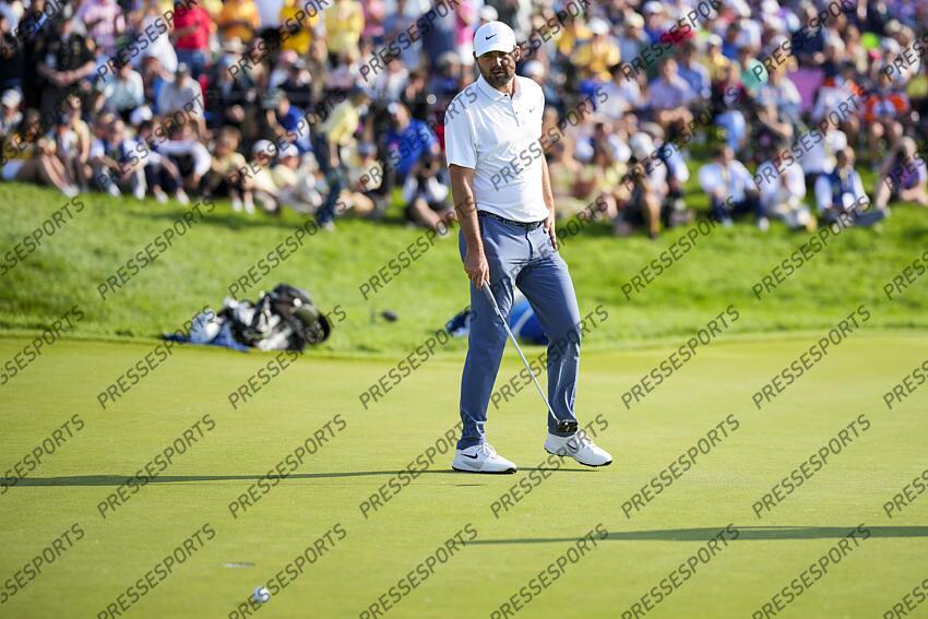 Jun 1, 2025; Dublin, Ohio, USA; Scottie Scheffler lines up a putt on the 18th green during the final round of the Memorial Tournament presented by Workday golf tournament. Mandatory Credit: Aaron Doster-Imagn Images PGA: the Memorial Tournament presented by Workday - Final Round 