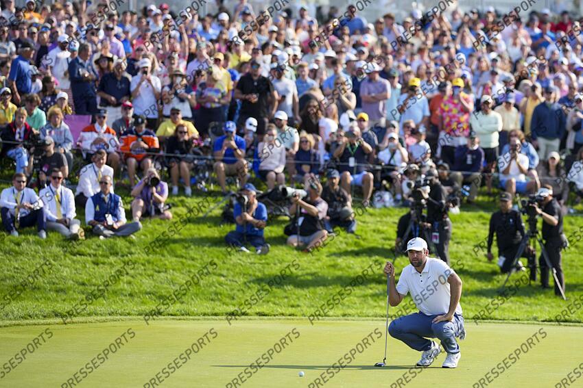 Jun 1, 2025; Dublin, Ohio, USA; Scottie Scheffler lines up a putt on the 18th green during the final round of the Memorial Tournament presented by Workday golf tournament. Mandatory Credit: Aaron Doster-Imagn Images PGA: the Memorial Tournament presented by Workday - Final Round 