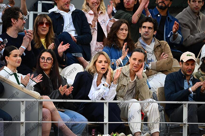EnjoyPhoenix ZVEREV/DJOKOVIC entrepreneuse, vidéaste et influenceuse franco-suisse spécialisée en mode arnoux (claire) journaliste Bein paban (clara) tribune Lacoste 