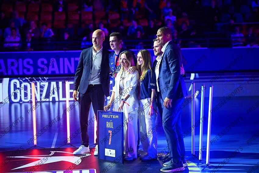 omeyer (thierry) gonzalez (raul) avec sa femme et sa fille le sech (benoit) narcisse (daniel) PSG HANDBALL-CHAMBERY (30-23) célébration du titre de champions de france dernier saison de raul gonzalez en tant qu'entraineur du PSG handball 
