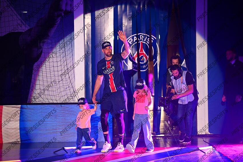 karabatic (luka) PSG HANDBALL-CHAMBERY (30-23) célébration du titre de champions de france 