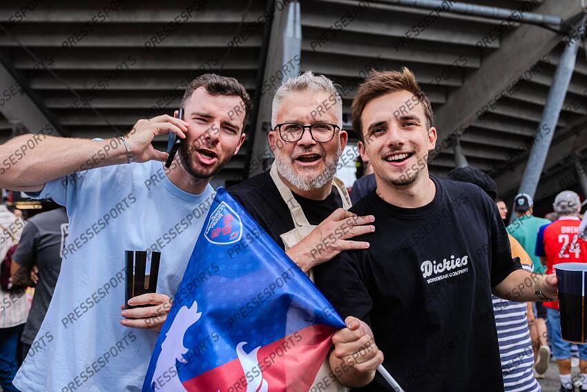 Illustration Supporters grenoblois et drapeaux. Ambiance stade avant match Pro D2 Finale 2025 MONTAUBAN - GRENOBLE Stade Ernest Wallon GRENOBLE-MONTAUBAN (19-24) 
