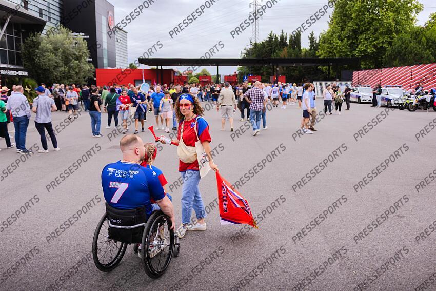 Illustration Supporters grenoblois et drapeaux. Ambiance stade avant match Pro D2 Finale 2025 MONTAUBAN - GRENOBLE Stade Ernest Wallon GRENOBLE-MONTAUBAN (19-24) 