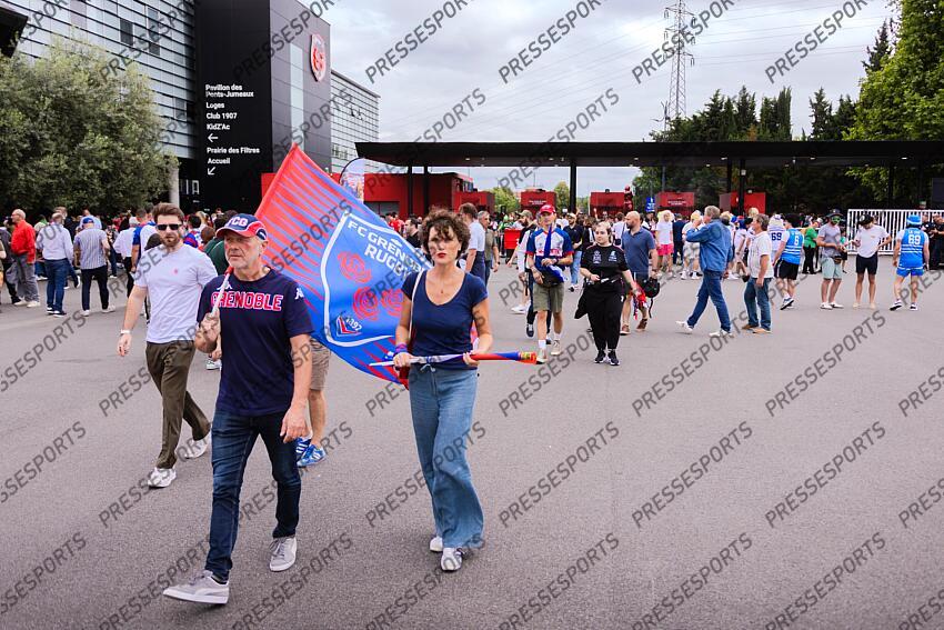 Illustration Supporters grenoblois et drapeaux. Ambiance stade avant match Pro D2 Finale 2025 MONTAUBAN - GRENOBLE Stade Ernest Wallon GRENOBLE-MONTAUBAN (19-24) 