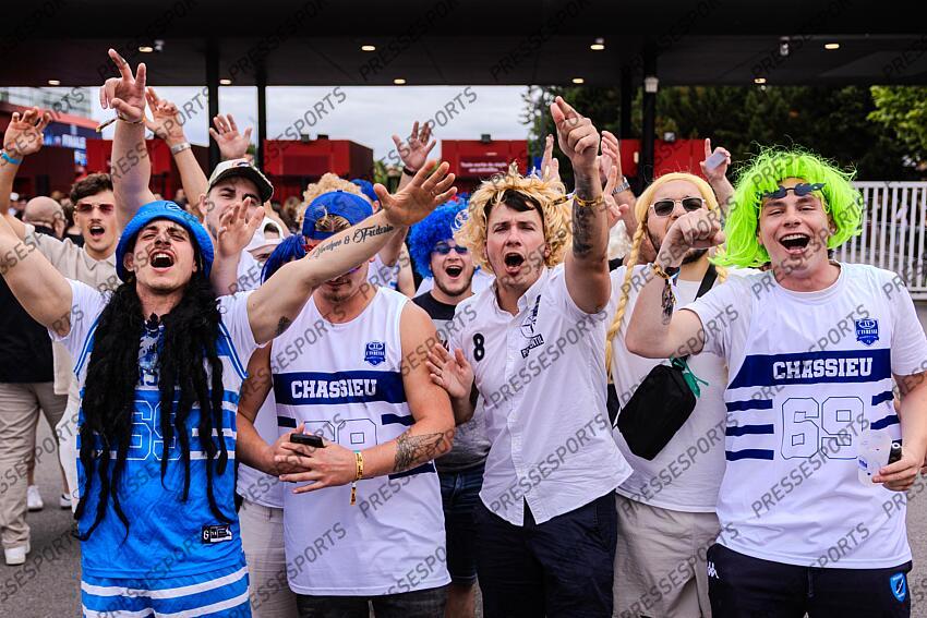 Illustration Supporters grenoblois et drapeaux. Ambiance stade avant match Pro D2 Finale 2025 MONTAUBAN - GRENOBLE Stade Ernest Wallon GRENOBLE-MONTAUBAN (19-24) 