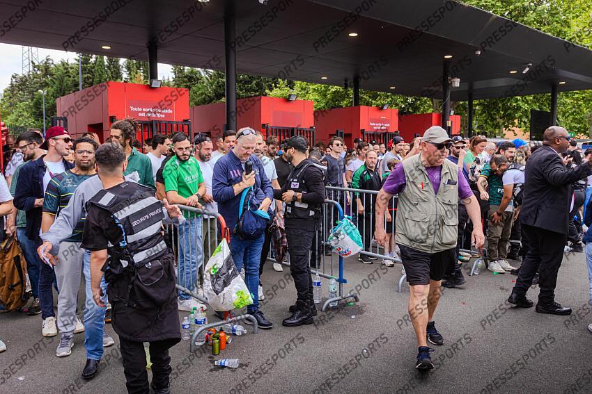 Illustration Supporters grenoblois et drapeaux. Ambiance stade avant match Pro D2 Finale 2025 MONTAUBAN - GRENOBLE Stade Ernest Wallon GRENOBLE-MONTAUBAN (19-24) 