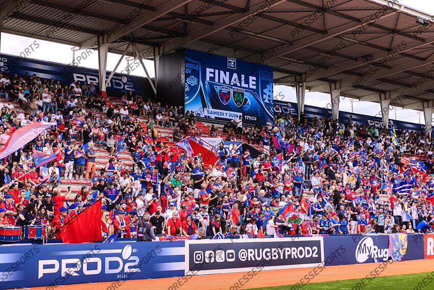 Illustration Supporters grenoblois et drapeaux. Ambiance stade avant match Pro D2 Finale 2025 MONTAUBAN - GRENOBLE Stade Ernest Wallon GRENOBLE-MONTAUBAN (19-24) 