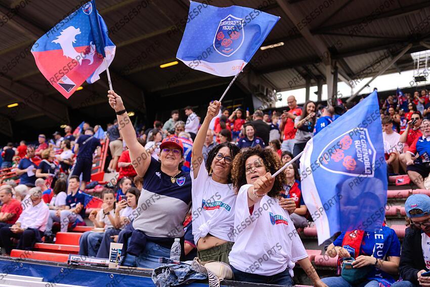 Illustration Supportrices grenobloises avec drapeaux. Ambiance stade avant match Pro D2 Finale 2025 MONTAUBAN - GRENOBLE Stade Ernest Wallon GRENOBLE-MONTAUBAN (19-24) 