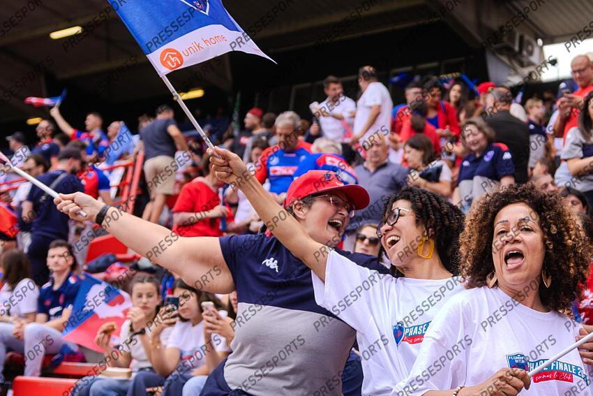 Illustration Supportrices grenobloises avec drapeaux. Ambiance stade avant match Pro D2 Finale 2025 MONTAUBAN - GRENOBLE Stade Ernest Wallon GRENOBLE-MONTAUBAN (19-24) 