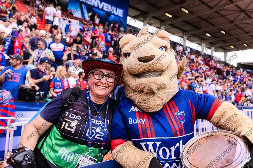 Illustration Photographe et Mascotte de Grenoble devant la tribune des supporters. Ambiance stade avant match Pro D2 Finale 2025 MONTAUBAN - GRENOBLE Stade Ernest Wallon GRENOBLE-MONTAUBAN (19-24) 
