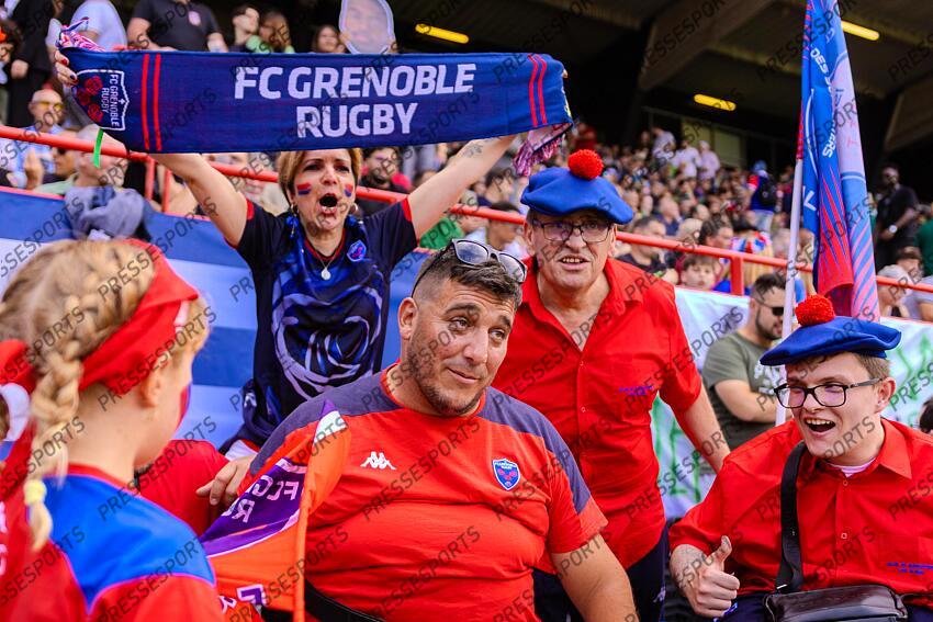 Illustration Supporters grenoblois handicapes et supportrice avec drapeau et ambiance stade Avant match Pro D2 Finale 2025 MONTAUBAN - GRENOBLE Stade Ernest Wallon GRENOBLE-MONTAUBAN (19-24) 