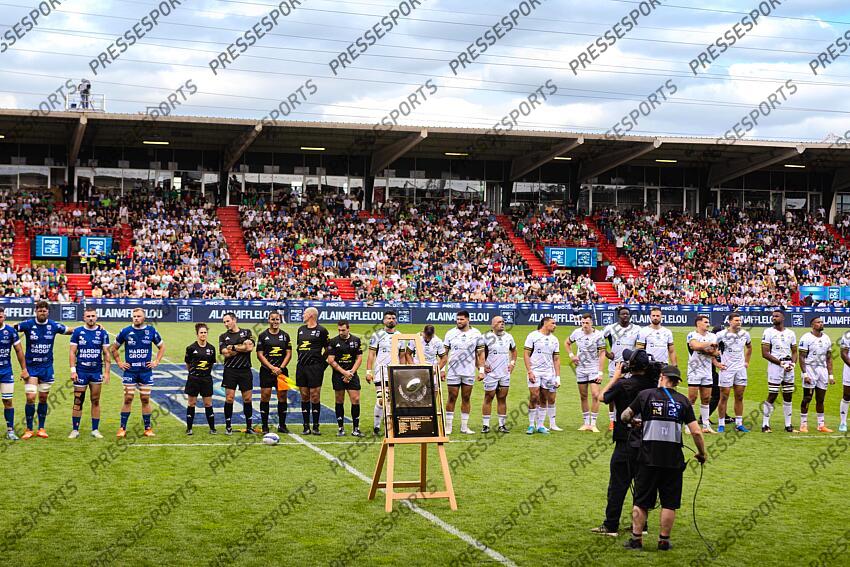 Hymne La Marseillaise des deux equipes et arbitres devant le bouclier et la camera TV.Avant match Pro D2 Finale 2025 MONTAUBAN - GRENOBLE Stade Ernest Wallon GRENOBLE-MONTAUBAN (19-24) 