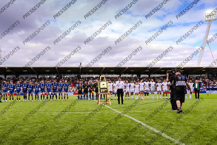 Chanteur Hymne La Marseillaise devant les deux equipes et arbitres devant le bouclier et la camera TV. Avant match Pro D2 Finale 2025 MONTAUBAN - GRENOBLE Stade Ernest Wallon GRENOBLE-MONTAUBAN (19-24) 